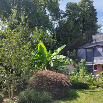 Les limites du jardin s'estompent derrière un massif généreux