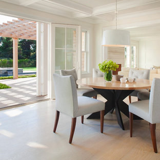 プロビデンスの中サイズのトランジショナルスタイルのLDKの画像 (白い壁、淡色無垢フローリング、暖炉なし)