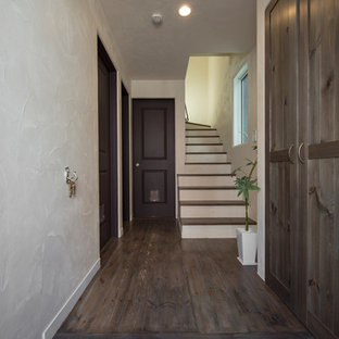 横浜のインダストリアルスタイルのおしゃれな玄関の写真