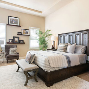 Modernes Hauptschlafzimmer mit Keramikboden und eingelassener Decke in Austin