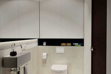 Modelo de cuarto de baño flotante contemporáneo de tamaño medio con puertas de armario blancas, urinario, baldosas y/o azulejos beige, paredes beige, suelo de baldosas de cerámica, lavabo suspendido y suelo beige