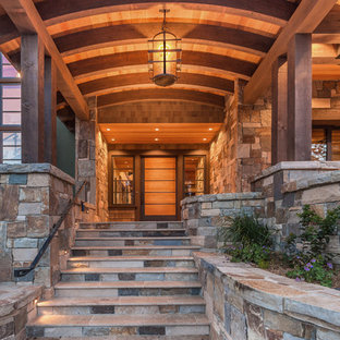 Inspiration för rustika beige hus, med två våningar och stuckatur