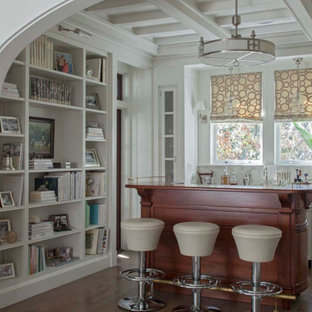 Inspiration för maritima hemmabarer med stolar, med vita skåp och mellanmörkt trägolv