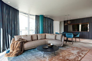 Großes, Repräsentatives, Offenes Modernes Wohnzimmer mit brauner Wandfarbe, hellem Holzboden, TV-Wand und beigem Boden in Hamburg