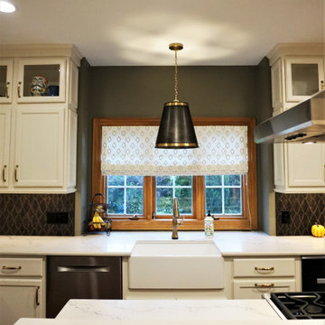 Off-white, Traditional Kitchen