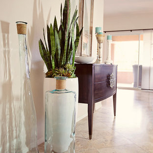 Eklektisk inredning av en mellanstor farstu, med beige väggar, travertin golv och beiget golv