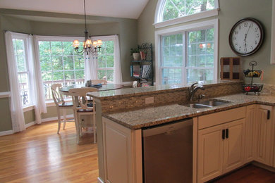 Kitchen - traditional kitchen idea in Richmond
