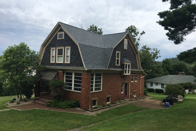 Inspiration for an exterior home remodel in Cleveland with a shingle roof
