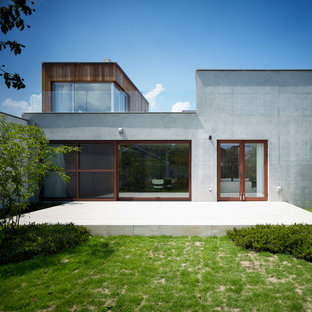 他の地域のモダンスタイルのおしゃれな裏庭のテラスの写真