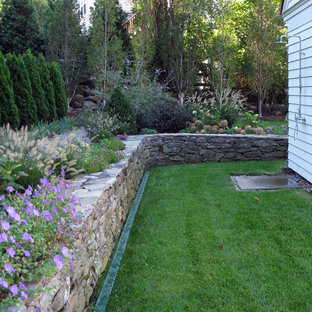 Country Pool neben dem Haus mit Poolhaus und Natursteinplatten in New York