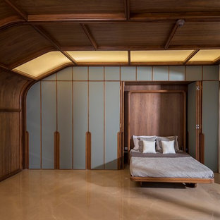 Foto di una camera degli ospiti etnica con pareti multicolore e pavimento marrone