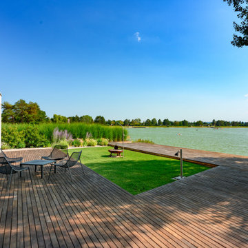 Moderner Seegarten mit großzügiger Holzterrasse