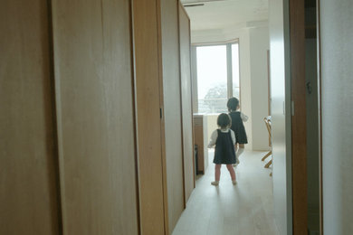 東京都下にあるモダンスタイルのおしゃれな廊下の写真