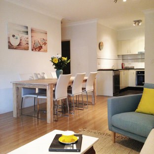 Esempio di un piccolo soggiorno stile marino aperto con pareti bianche, parquet chiaro, nessun camino e TV autoportante