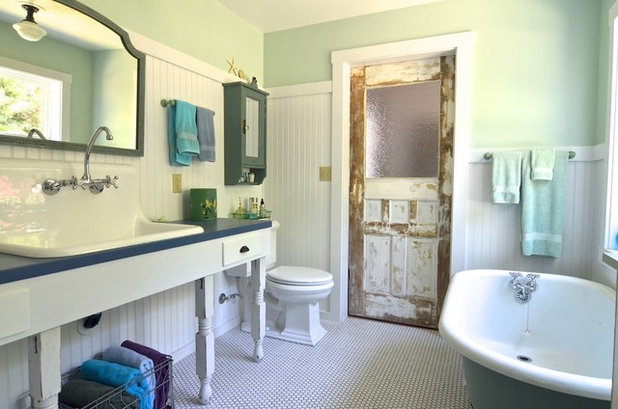 Классический Ванная комната by Sarah Greenman