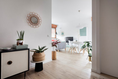 Immagine di un soggiorno contemporaneo di medie dimensioni e aperto con pareti bianche e pavimento in gres porcellanato