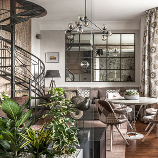 Immagine di un piccolo soggiorno industriale aperto con pareti grigie, pavimento in bambù, nessuna TV e pavimento arancione