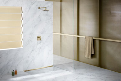 Modernes Duschbad mit bodengleicher Dusche, weißer Wandfarbe, Marmorboden, weißem Boden und offener Dusche
