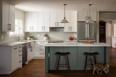 Kitchen - modern kitchen idea in Hawaii