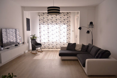 Esempio di un ampio soggiorno minimalista con pareti bianche, pavimento in vinile e pavimento beige