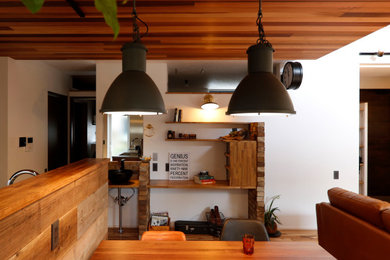 Ispirazione per una sala da pranzo aperta verso il soggiorno industriale con pareti bianche, parquet scuro, pavimento marrone, soffitto in legno e carta da parati