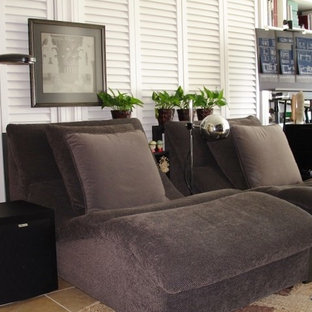 Aménagement d'une petite salle de cinéma éclectique avec un sol en calcaire et un téléviseur encastré.