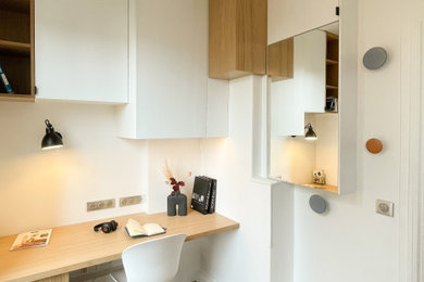 Exemple d'un petit bureau avec un mur blanc, parquet clair et un bureau indépendant.