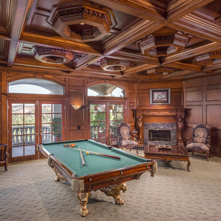 Immagine di un soggiorno mediterraneo con sala giochi, pareti marroni, moquette, camino ad angolo e pavimento beige