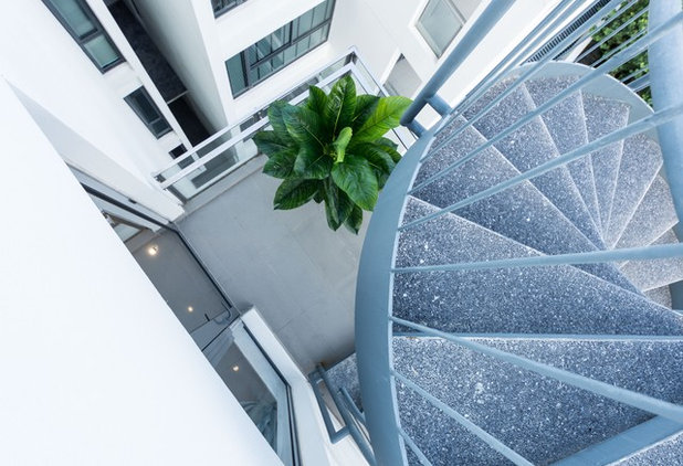 Modern Staircase by DISTINCTidENTITY Pte Ltd