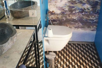 На фото: маленькая ванная комната в стиле модернизм с душевой кабиной для на участке и в саду с