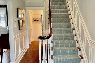 Diseño de escalera recta clásica renovada de tamaño medio