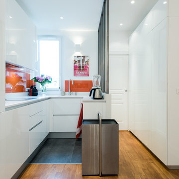 cuisine d'angle totale look blanc avec verrière