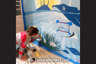 Cette photo montre une chambre d'enfant craftsman avec un mur bleu.