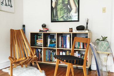 Example of a small mid-century modern living room design in Chicago