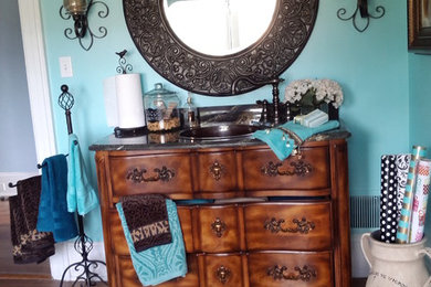 Example of a classic laundry room design in Raleigh