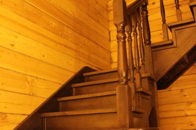 Стильный дизайн: маленькая лестница с крашенными деревянными ступенями, крашенными деревянными подступенками и деревянными перилами для на участке и в саду - последний тренд