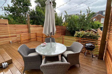 Design ideas for a mid-sized contemporary backyard garden in Surrey.