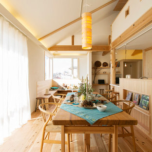 Свежая идея для дизайна: гостиная-столовая в восточном стиле с белыми стенами, паркетным полом среднего тона и коричневым полом - отличное фото интерьера