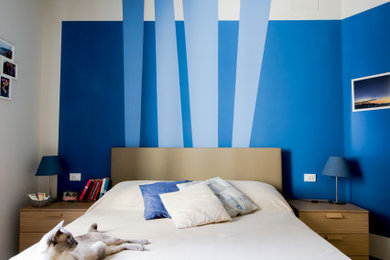 Foto di una camera matrimoniale contemporanea con pareti blu, pavimento in laminato e pavimento beige