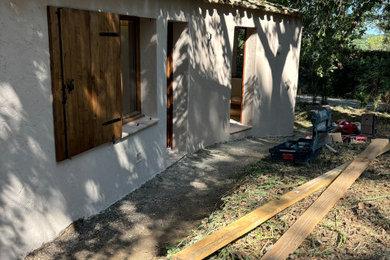 Inspiration pour une façade de maison rustique.