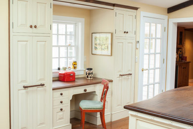 Kitchen - traditional kitchen idea in New York