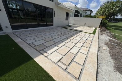 Patio photo in Miami