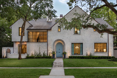 Large transitional two-storey grey house exterior in Houston.