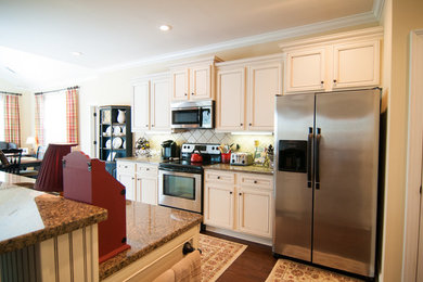 Kitchen - traditional kitchen idea in Atlanta