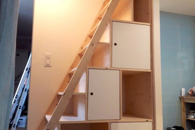 Imagen de escalera recta minimalista pequeña con escalones de madera y contrahuellas de madera