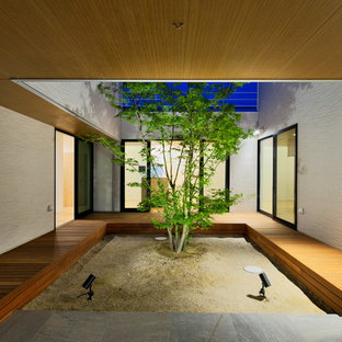 名古屋のアジアンスタイルのおしゃれな中庭 (デッキ材舗装) の写真