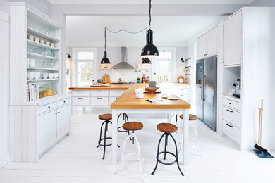 This is an example of a large country kitchen in Hamburg.