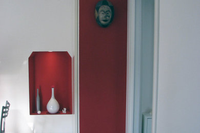 Ispirazione per una piccola cucina design con lavello a vasca singola, ante lisce, ante bianche, top in laminato, paraspruzzi nero, paraspruzzi in ardesia, elettrodomestici in acciaio inossidabile, pavimento in gres porcellanato, nessuna isola, pavimento marrone e top bianco