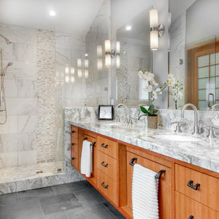 Immagine di una camera matrimoniale etnica di medie dimensioni con pareti grigie e pavimento con piastrelle in ceramica