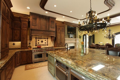 Kitchen - traditional kitchen idea in Chicago